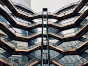 纽约市的船只展现了现代建筑设计与结构的壮丽景色