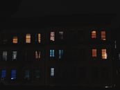 纽约市公寓窗户色彩缤纷，夜景充满活力