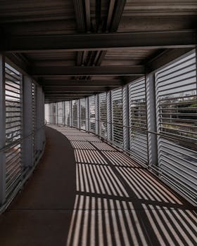 现代建筑走廊具有动态阴影图案和时尚工业设计