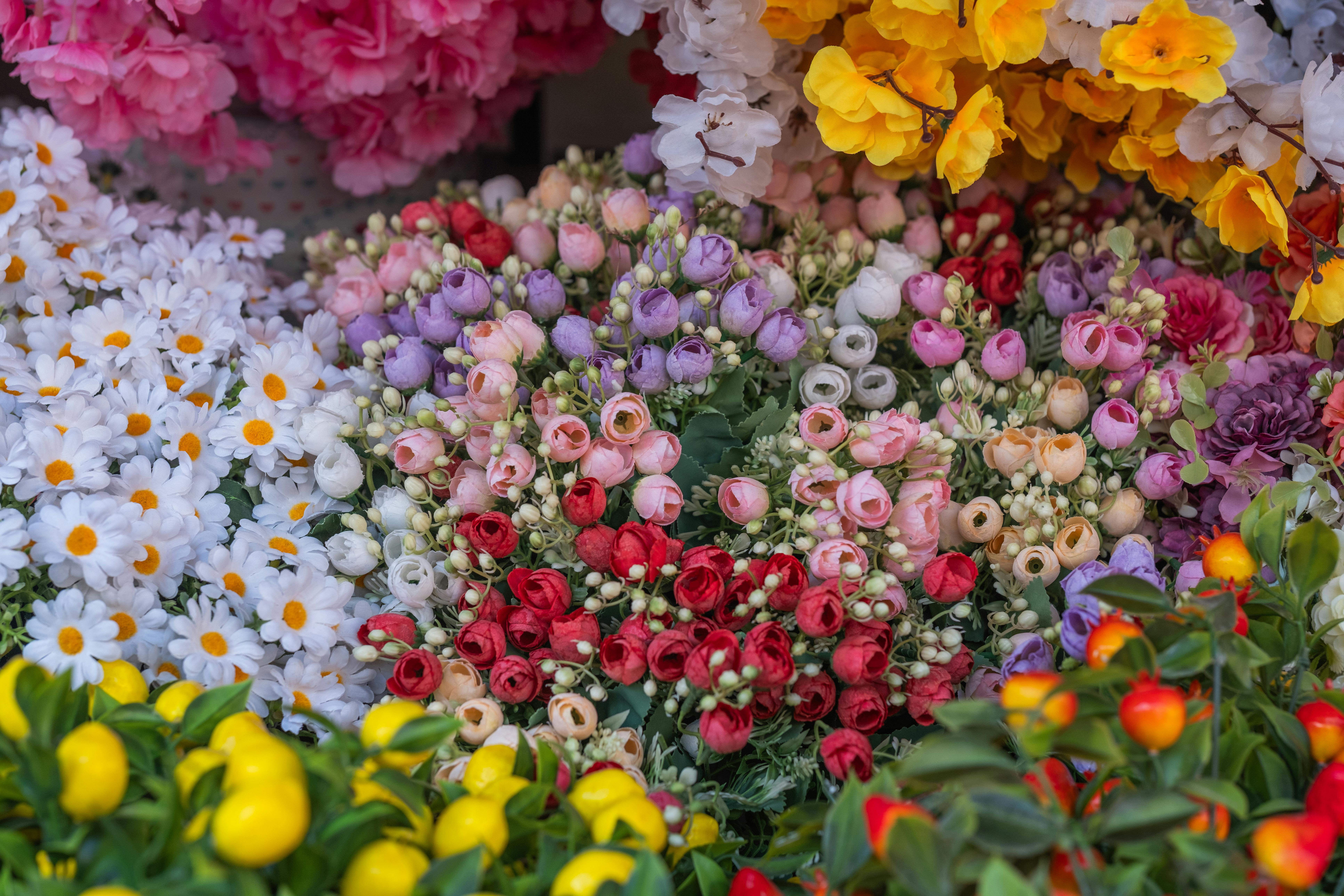 [ColoSach]-colorful-artificial-flower-arrangement-at-a-market-in-i̇zmir,-türkiye.
