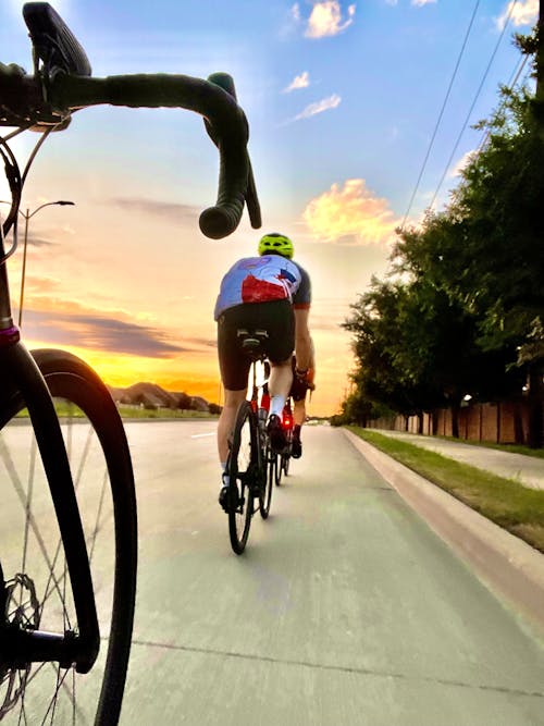 Foto profissional grátis de andar a cavalo, andar de bicicleta, bicicleta