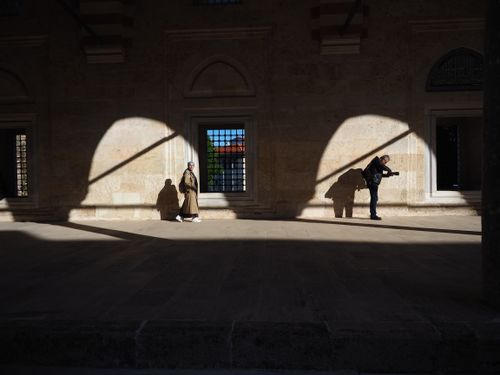 Free Two people cast dramatic shadows on a sunlit wall in Edirne, Türkiye. Stock Photo