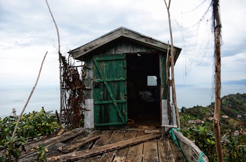 A small shack on top of a hill with a view of the ocean