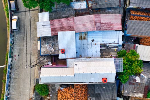 繁华市区的屋顶和街道在充满活力的空中拍摄下显得格外生动