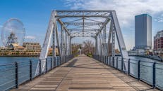 从视野中可以看到横滨的钢桥、摩天轮和摩天大楼