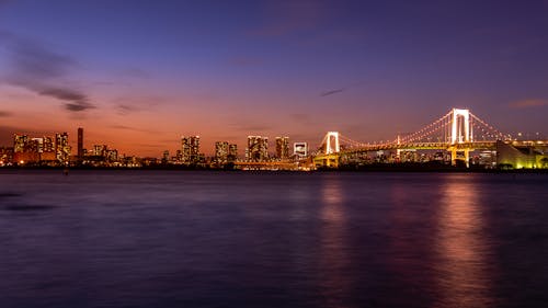 Puente Iluminado Sobre El Puerto