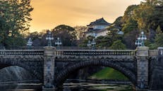 日落时分，东京皇宫和著名桥梁的景色令人惊叹