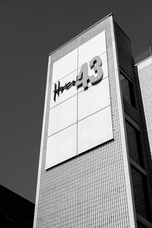 A black and white photo of a building with the word h&m on it