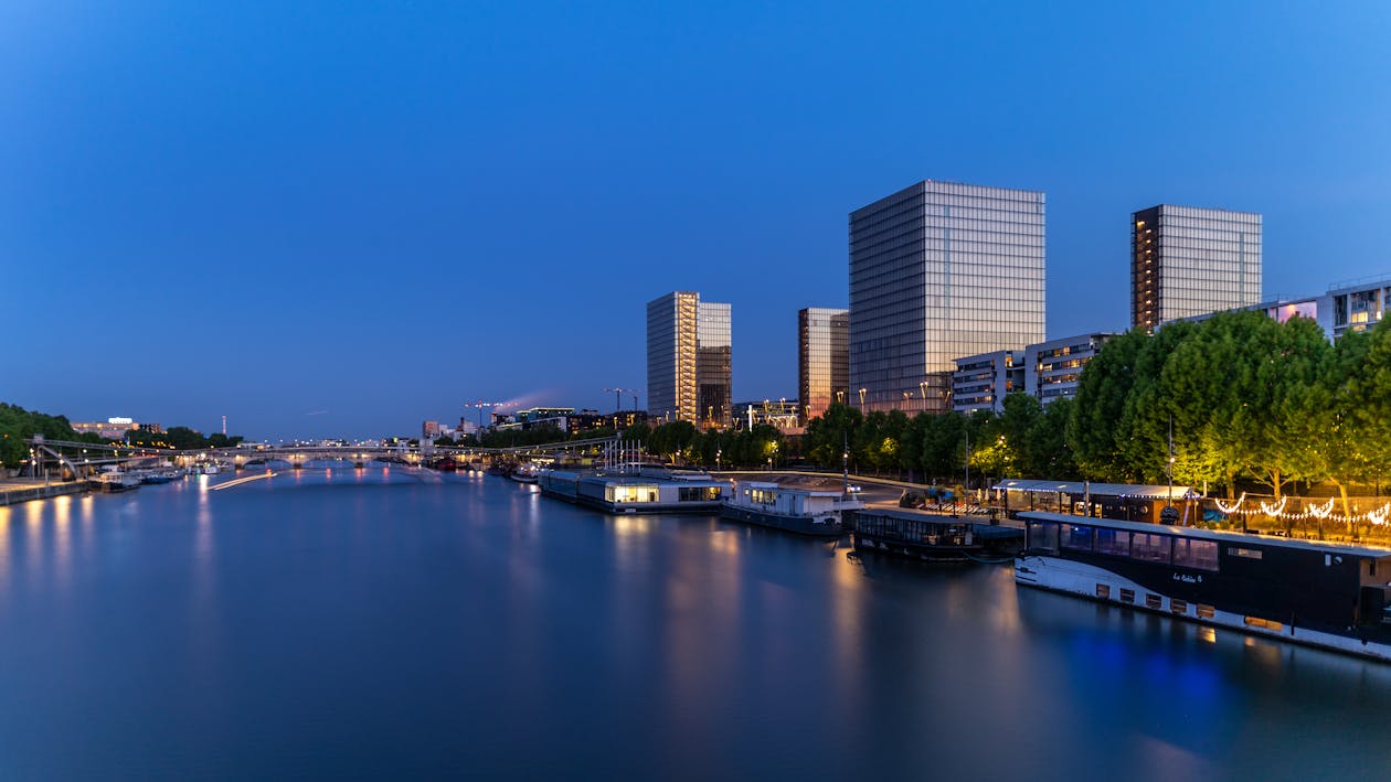 Corpo D'água Ao Longo Da Cidade