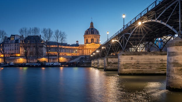 暮色中，法国学院和巴黎艺术桥的秀丽倒影映在塞纳河上