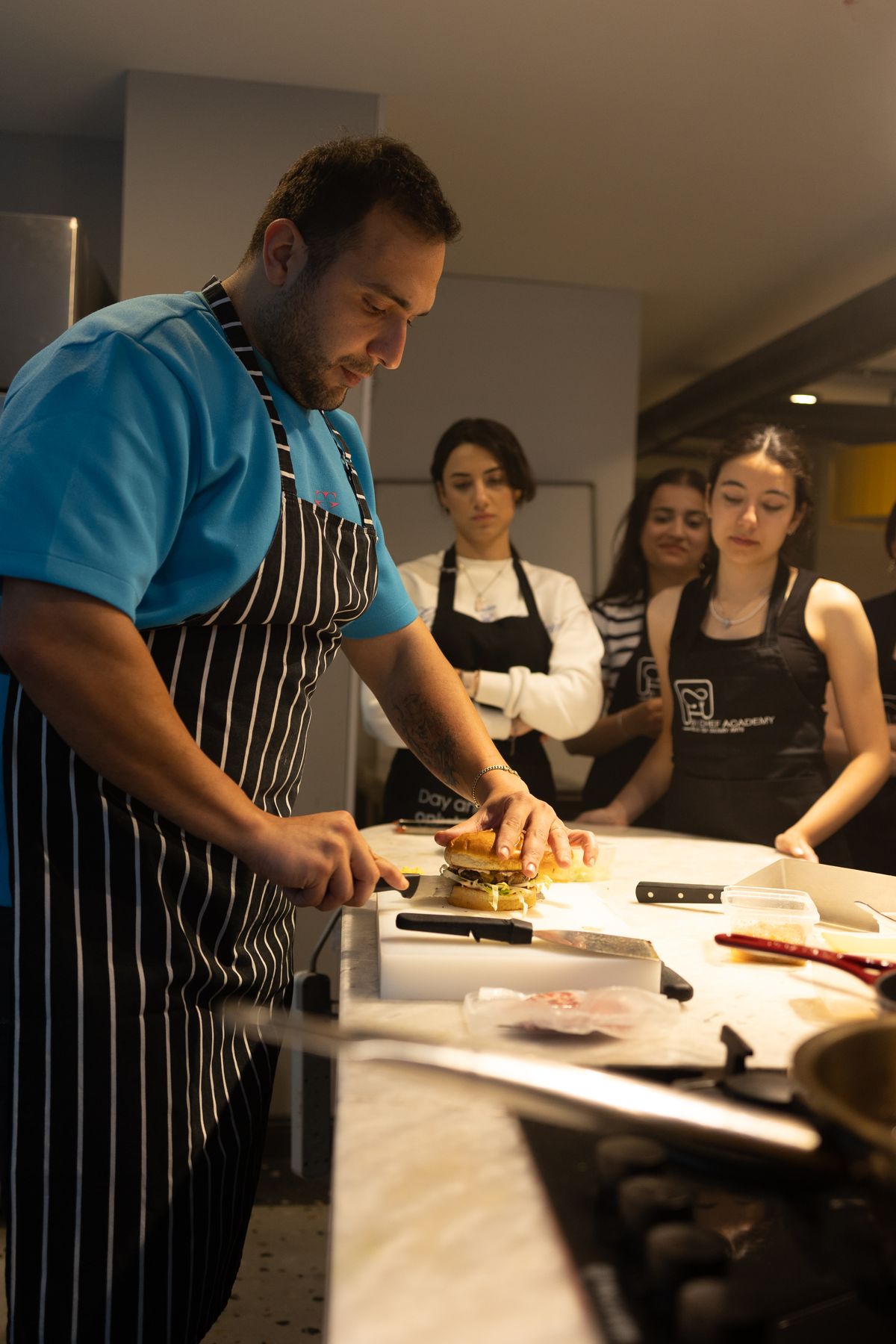 Chef impartiendo masterclass culinaria