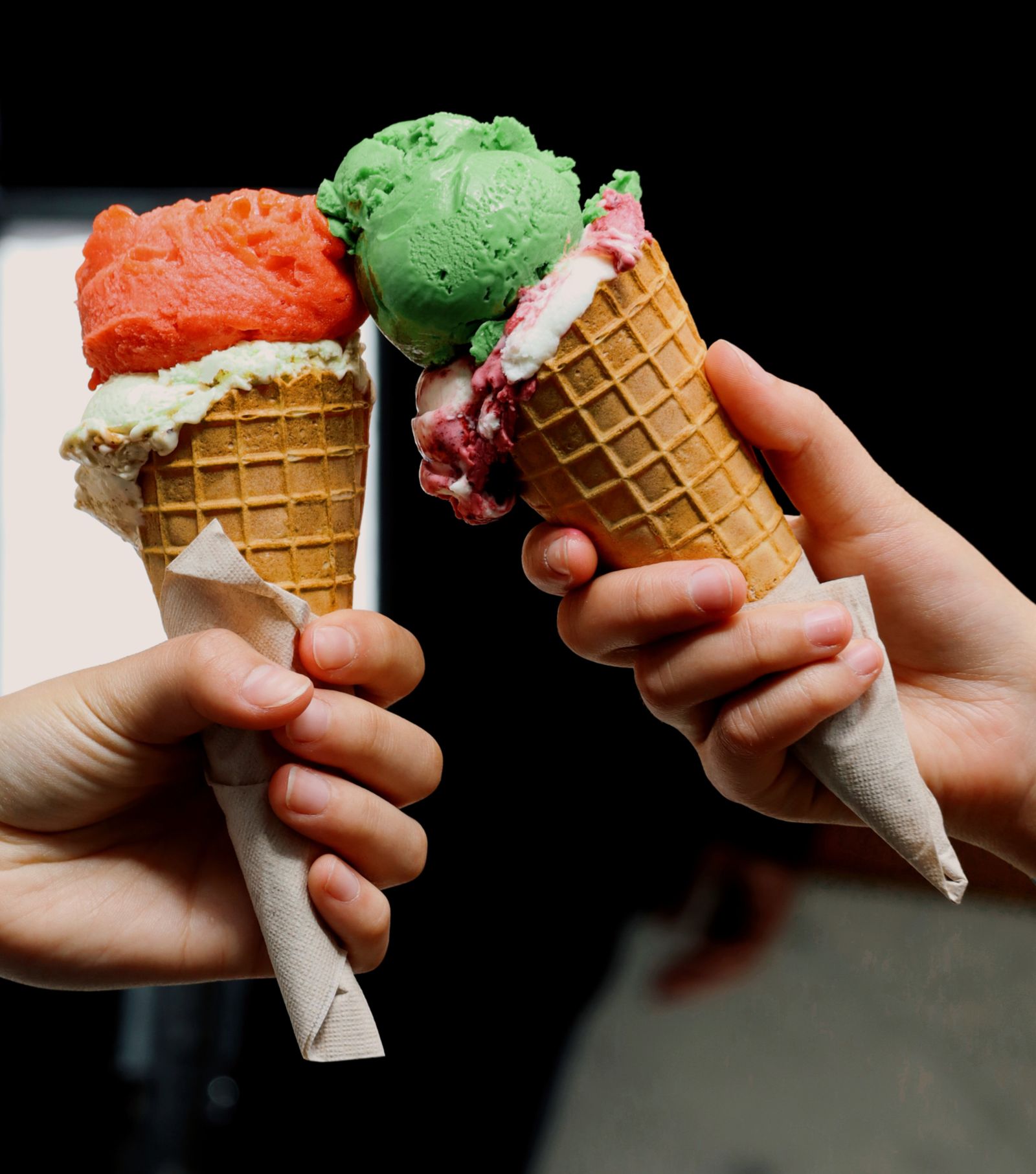 Cornet de glace frais servi au comptoir