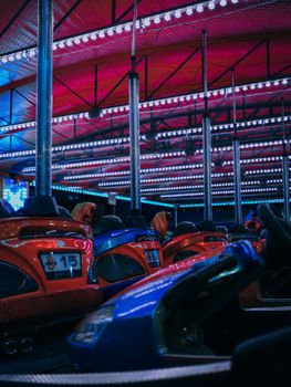 吉隆坡的夜间狂欢节上，霓虹灯照亮了充满活力的碰碰车