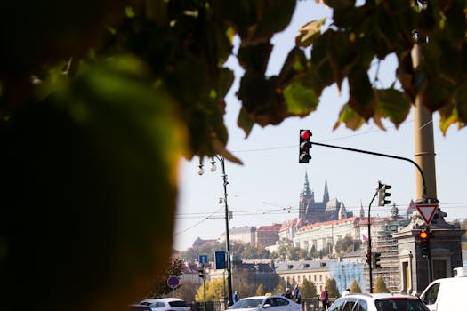 从繁华的城市街道上，可以欣赏到风景如画的布拉格城堡