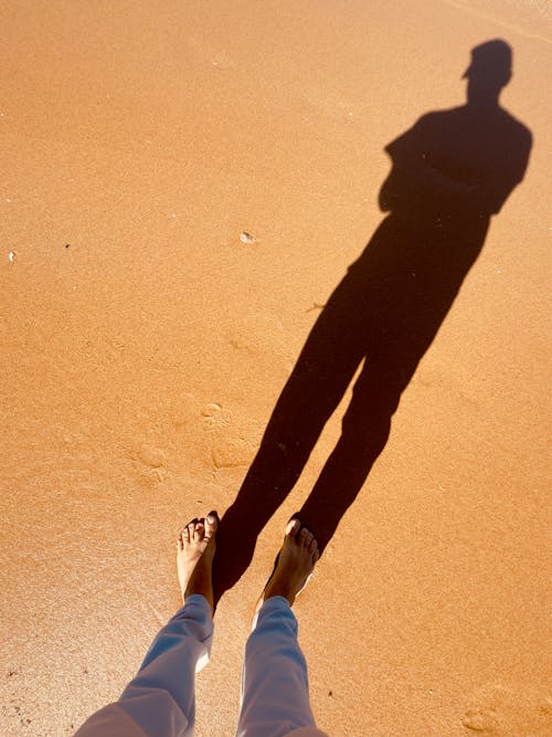Foto stok gratis bayangan, bukit pasir, cewek