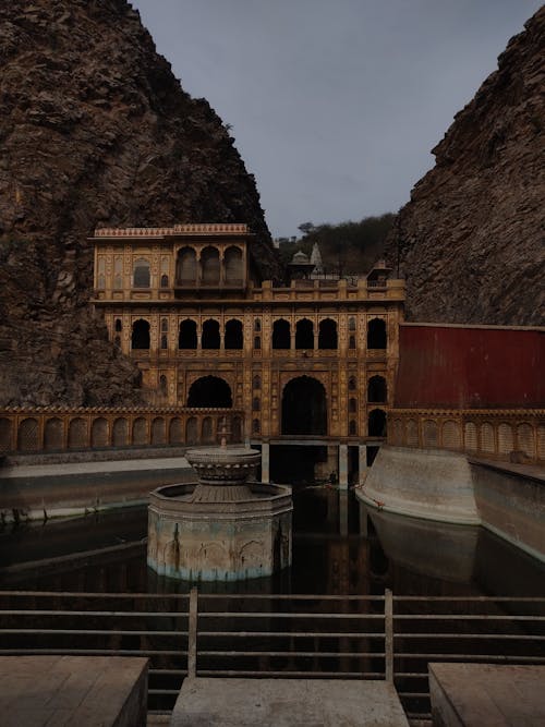 A small building sits in the middle of a large body of water