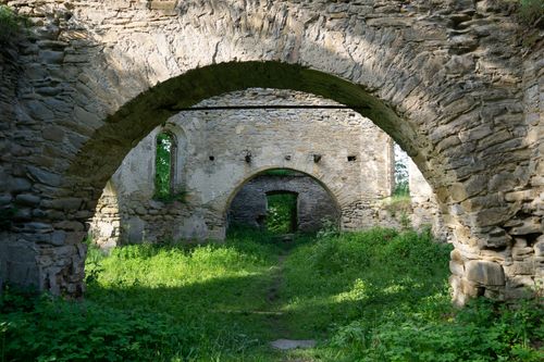 Free Explore the historic stone archway ruins enveloped in lush greenery. Perfect for travel and architecture enthusiasts. Stock Photo