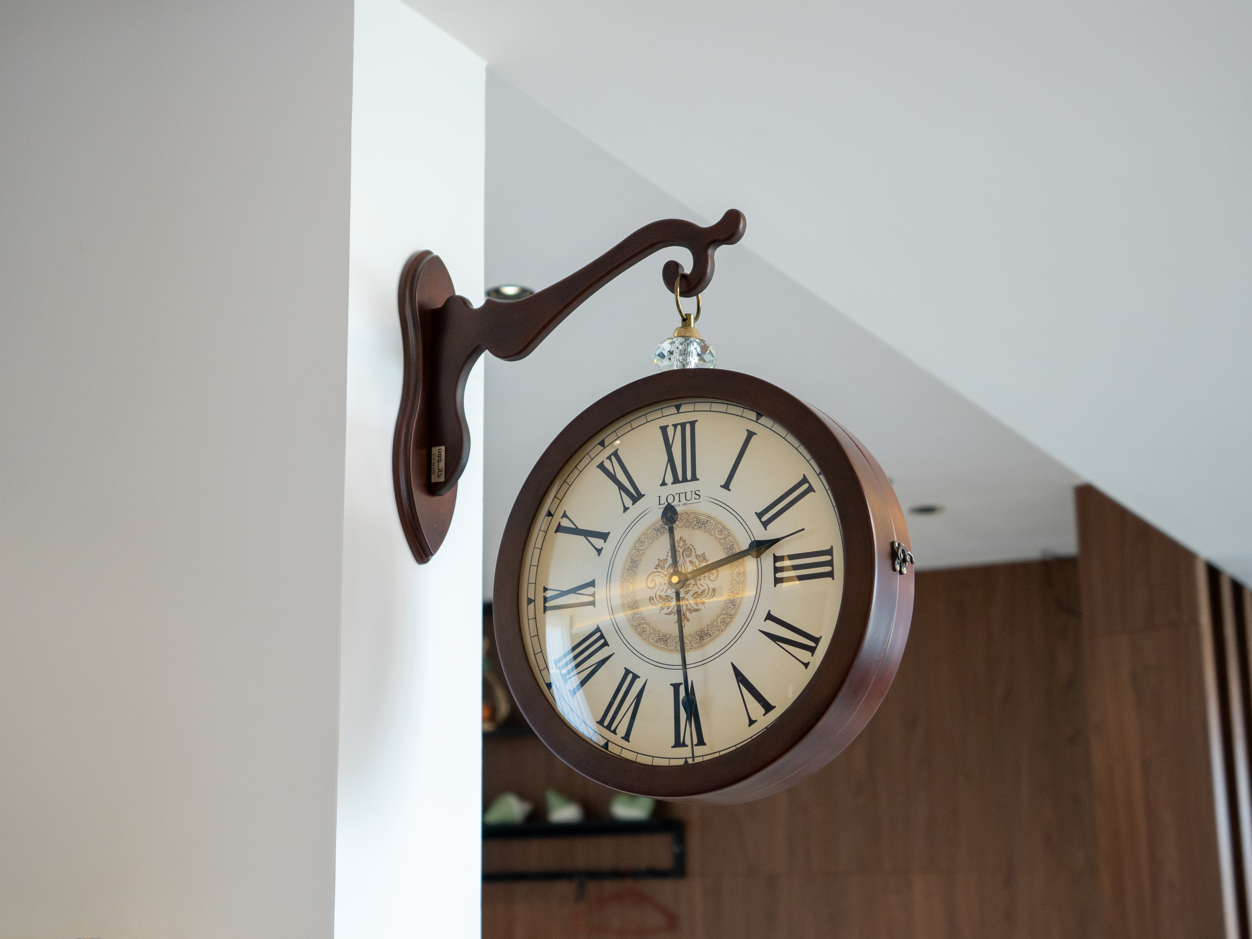 Antike Wanduhr und Dekoration