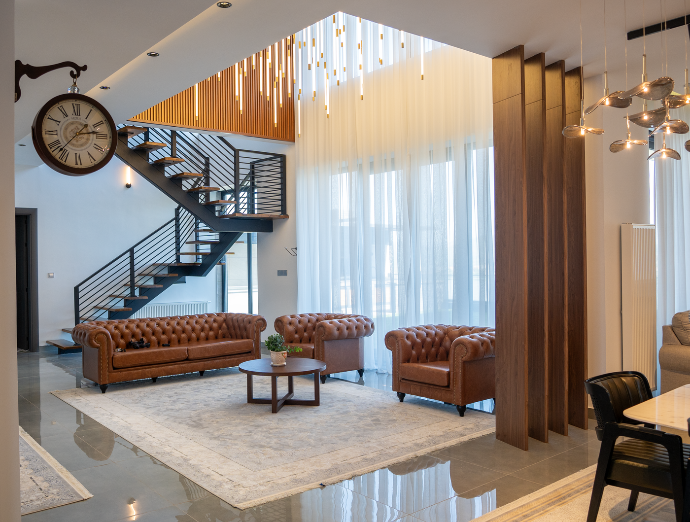 Sala ampla e iluminada de um imóvel contemporâneo