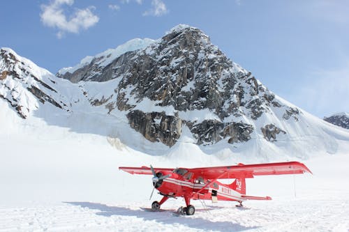 在阿爾卑斯山的紅色單翼飛機