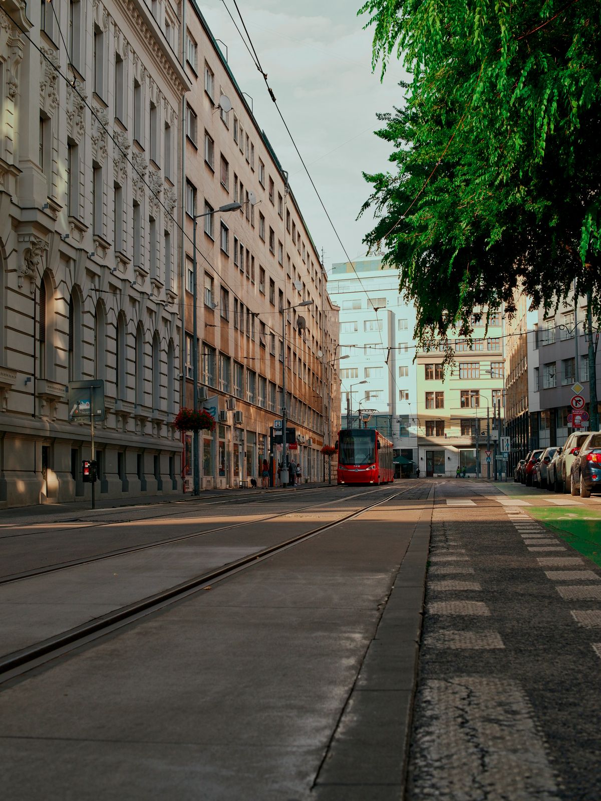 Unde te cazezi în Bratislava - Nové Mesto cu tramvai roșu pe stradă
