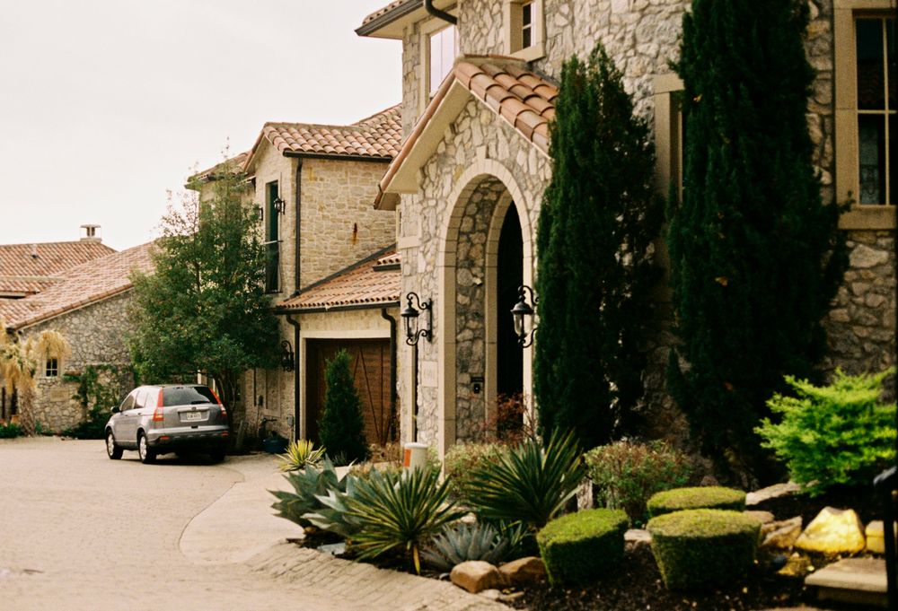 Preston Hollow street and buildings in Dallas