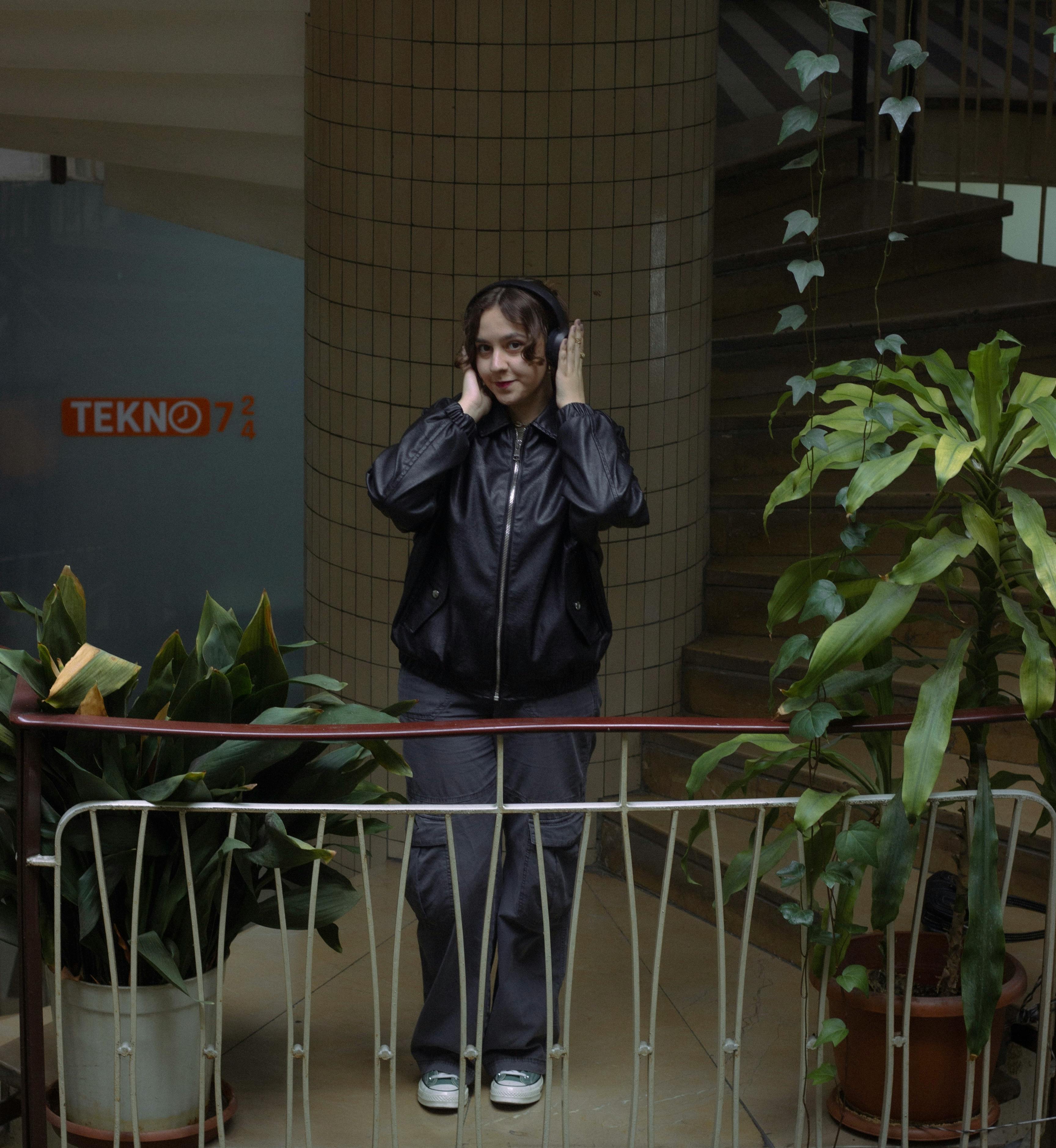 Femeie care se relaxează pe balcon