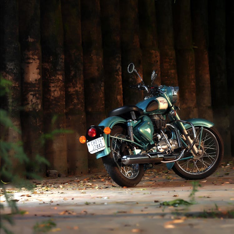 Фотография припаркованного мотоцикла