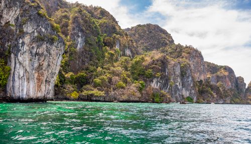 Free Breathtaking view of lush island cliffs and turquoise sea waters, perfect for nature enthusiasts. Stock Photo