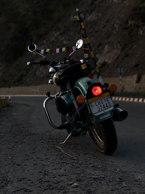 道路脇に駐車したバイクの写真