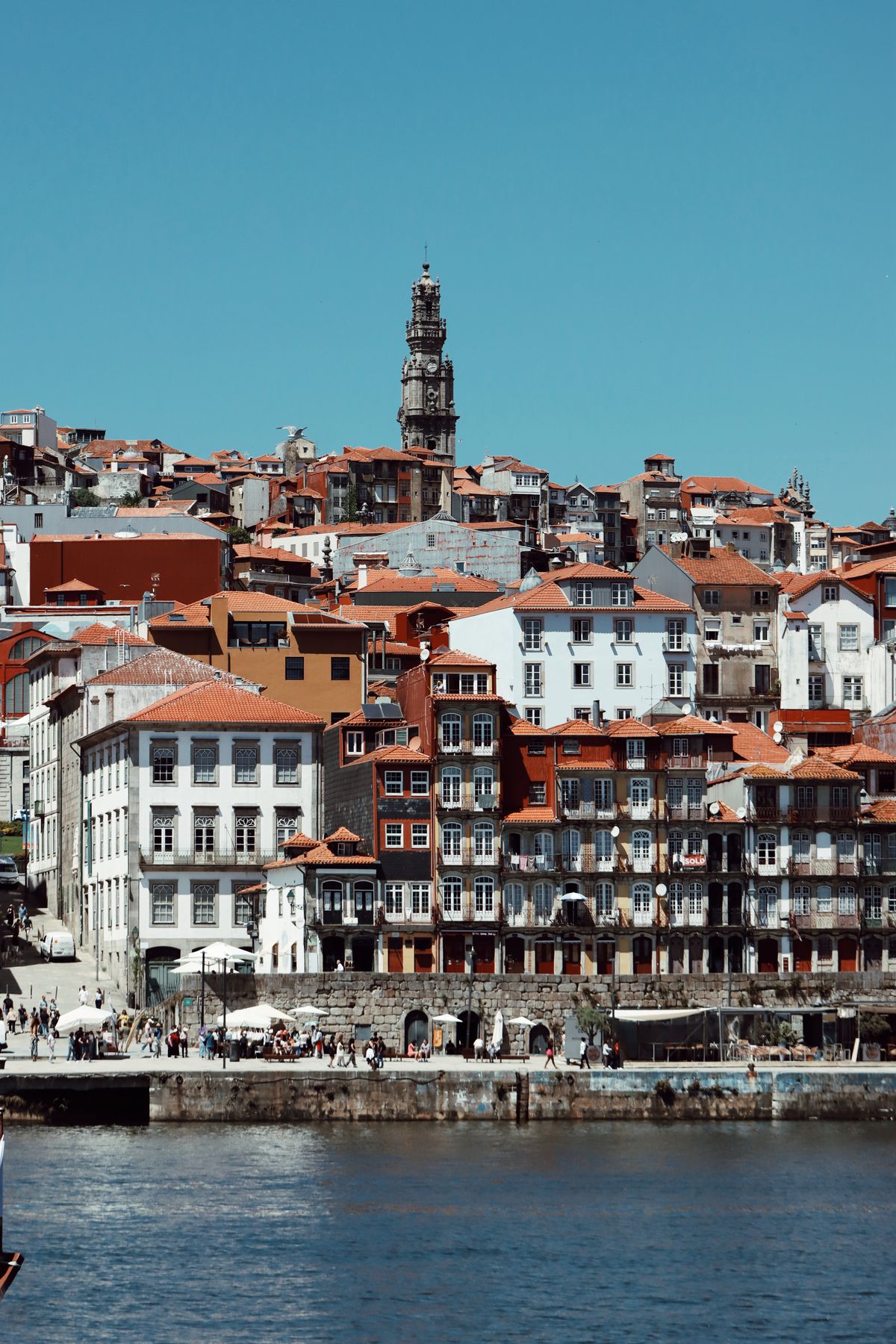 Porto - panoramă urbană cu clădiri istorice sub cer senin