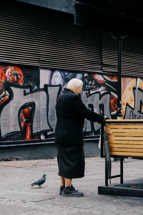 Fotos de stock gratuitas de adulto, banco, calle