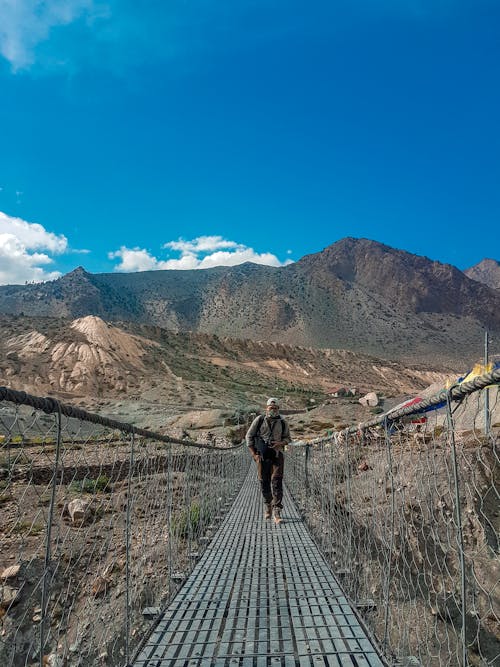 Ingyenes stockfotó dombok, egyedüli utazó, híd témában