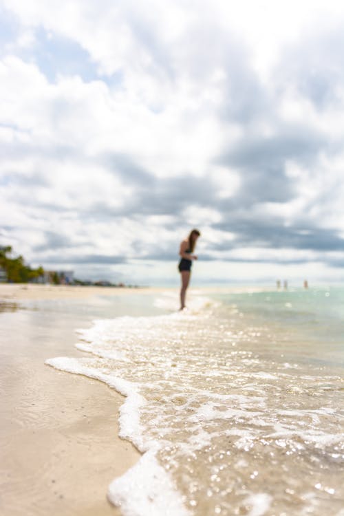 Foto Wanita Berdiri Di Pantai