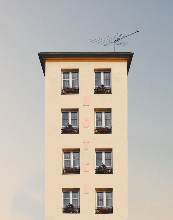 베이지 콘크리트 건물의 로우 앵글 사진