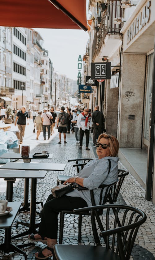 Foto profissional grátis de adulto, ao ar livre, arquitetura