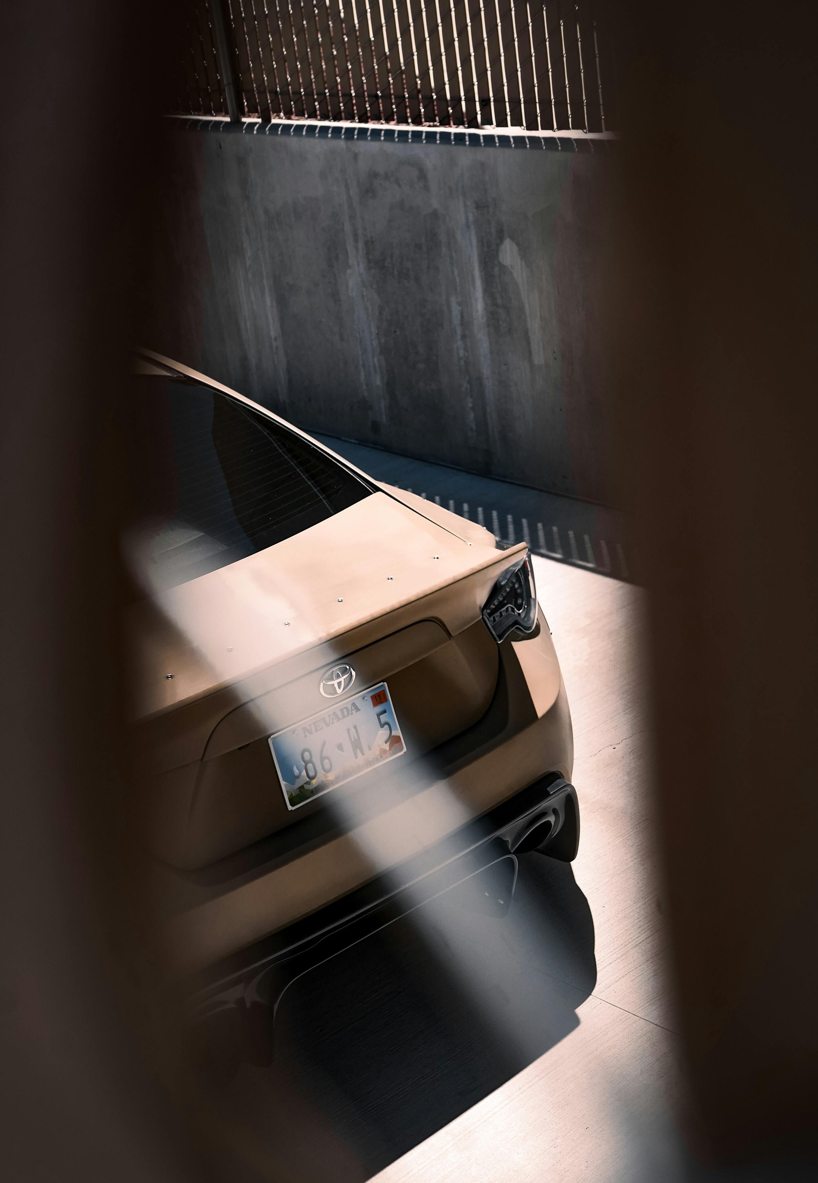 De franc Cotxe Toyota Estacionat A L'entorn Urbà Foto d'estoc