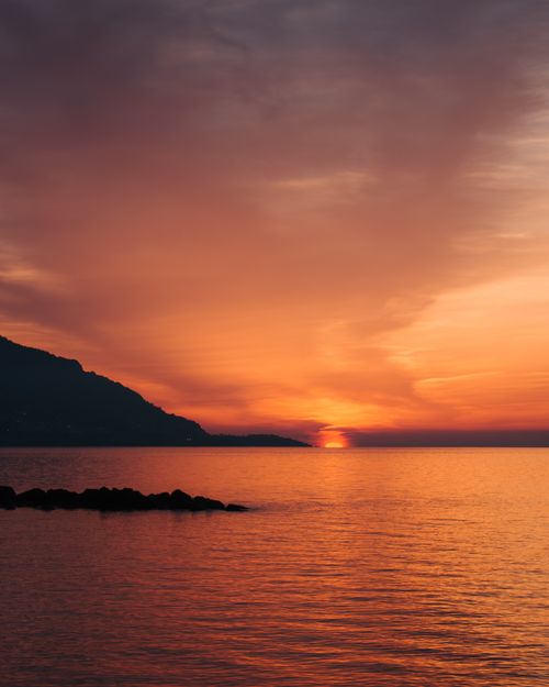 Free Stunning sunset with vibrant sky hues over a tranquil bay, capturing peaceful evening vibes. Stock Photo
