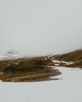 法国大博里昂冬季的宁静景观，薄雾、积雪与连绵起伏的山丘相映成趣