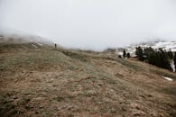 法国大博勒的一座雾蒙蒙的山上，站着一个孤独的身影