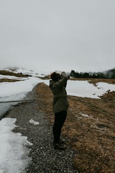 在法国大博里昂的大雾中，一个人捕捉到了风景优美的雪景