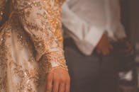 正式婚礼上，奢华的镀金礼服特写