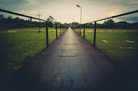 在泰国乡村的郁郁葱葱绿地中，一座金属桥非常适合旅行探索