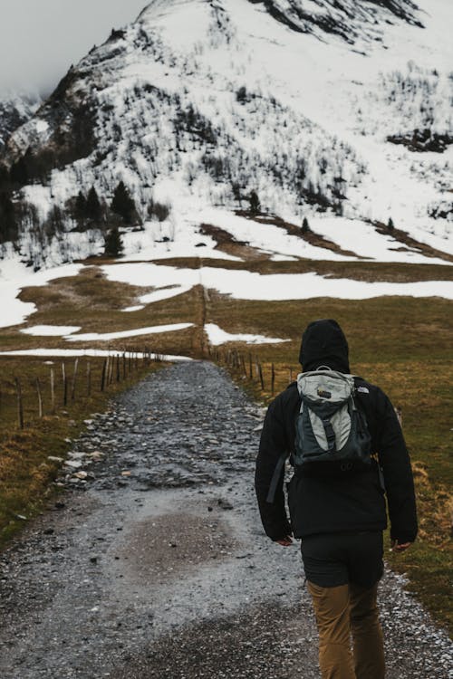 Foto De Una Persona Que Camina Sobre Un Camino Sin Pavimentar