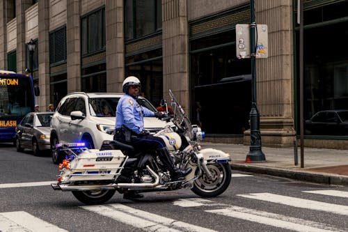 バイクに乗る男の写真