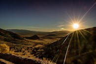 犹他州山脉上，日出景色令人惊叹，温暖的光线与广阔的景观尽收眼底