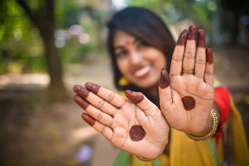 Close Upfoto Van Vrouw Die Haar Handpalm Toont