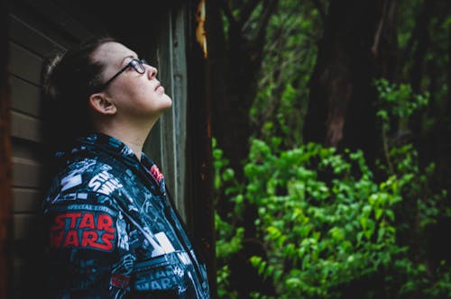 Photo D'une Femme Portant Une Veste Star Wars Appuyée Sur Le Mur