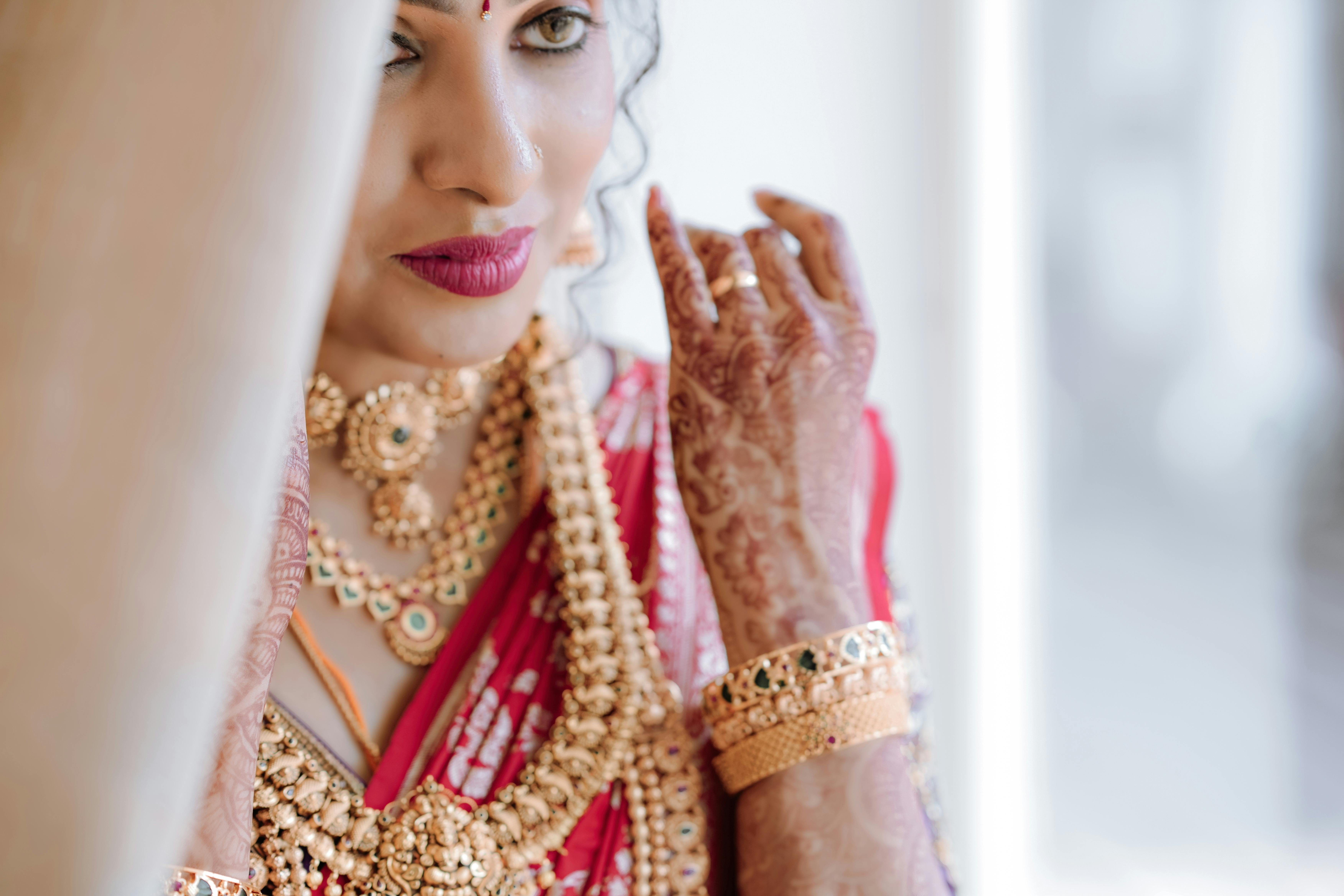 https://images.pexels.com/photos/23961237/pexels-photo-23961237/free-photo-of-a-beautiful-indian-bride-in-traditional-attire.jpeg?auto=compress&cs=tinysrgb&w=1260&h=750&dpr=1