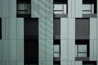 米兰现代建筑立面的详细视图，展现了时尚的设计与玻璃元素